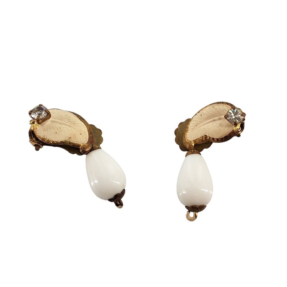 Vintage White Milk Glass Teardrop Leaf Clip‎ On Earrings Gold Tone